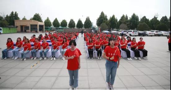做白色的牛奶，創(chuàng)紅色的企業(yè)，花花牛乳業(yè)集團(tuán)青春歌會慶祝建黨100周年
