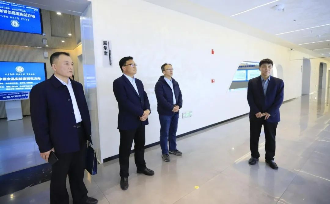 花花牛乳業(yè)集團(tuán)黨委書記、董事長唐洪峰一行赴中原食品實(shí)驗(yàn)室同中國工程院院士、中原食品實(shí)驗(yàn)室主任任發(fā)政座談交流
