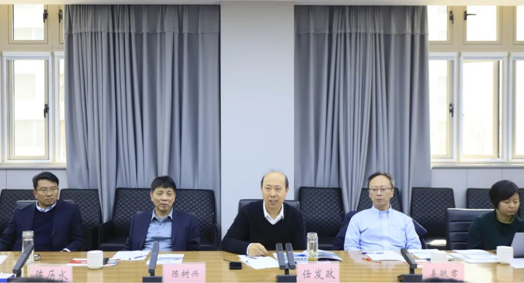 花花牛乳業(yè)集團(tuán)黨委書記、董事長唐洪峰一行赴中原食品實(shí)驗(yàn)室同中國工程院院士、中原食品實(shí)驗(yàn)室主任任發(fā)政座談交流