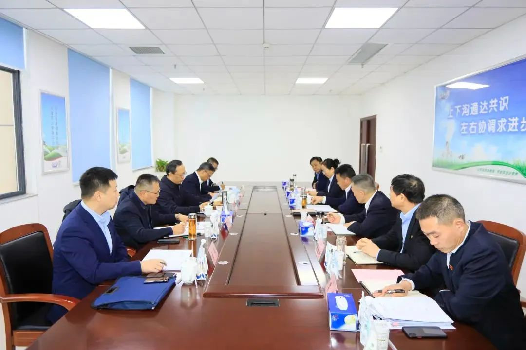 省政府國資委黨委書記、主任李濤一行到花花牛乳業(yè)集團調(diào)研