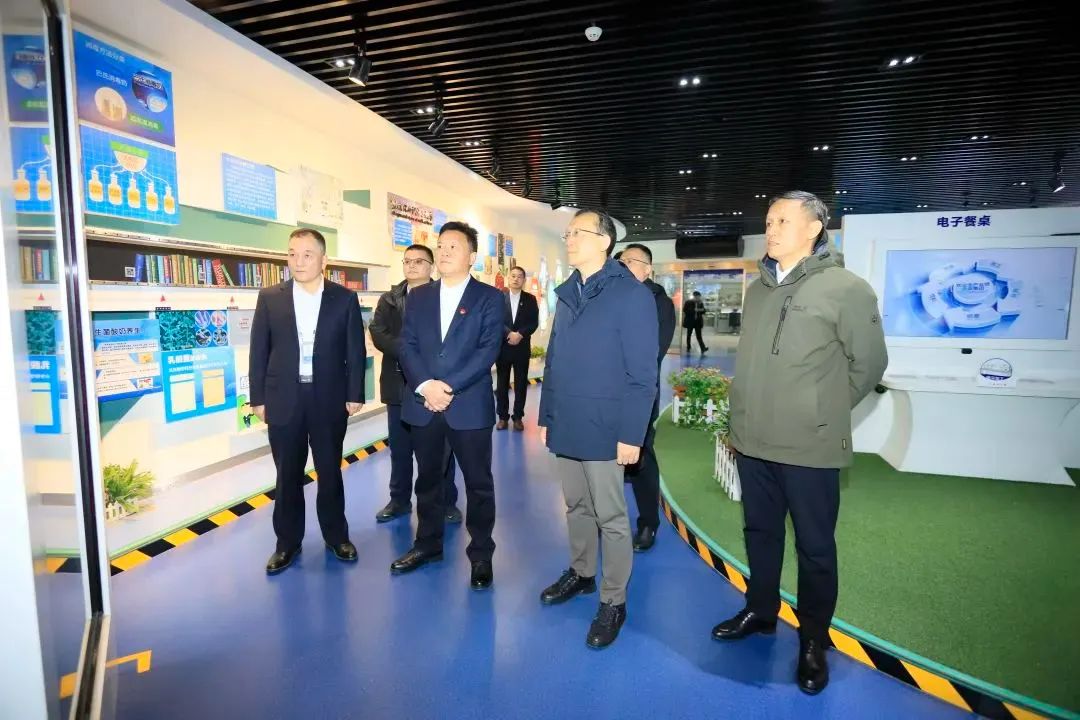 省政府國資委黨委書記、主任李濤一行到花花牛乳業(yè)集團調(diào)研