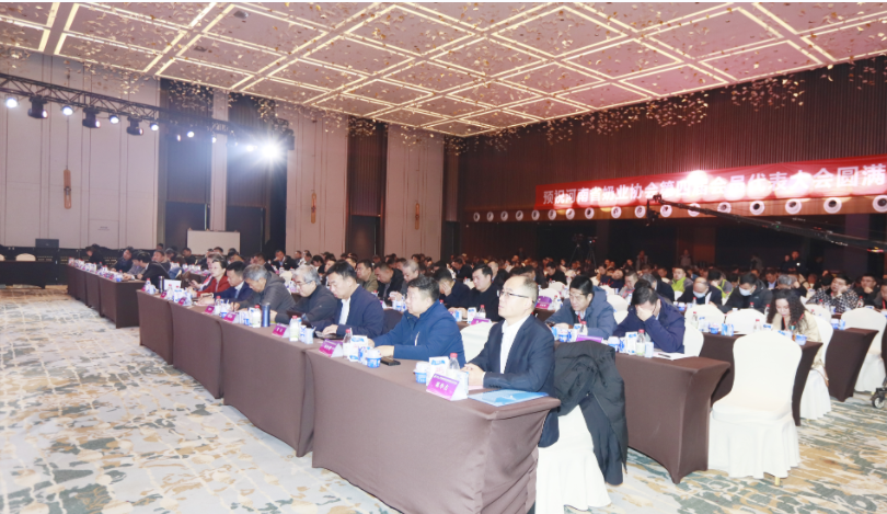 河南奶業(yè)發(fā)展啟航新征程——花花牛乳業(yè)集團(tuán)黨委書記、董事長唐洪峰當(dāng)選河南省奶業(yè)協(xié)會會長
