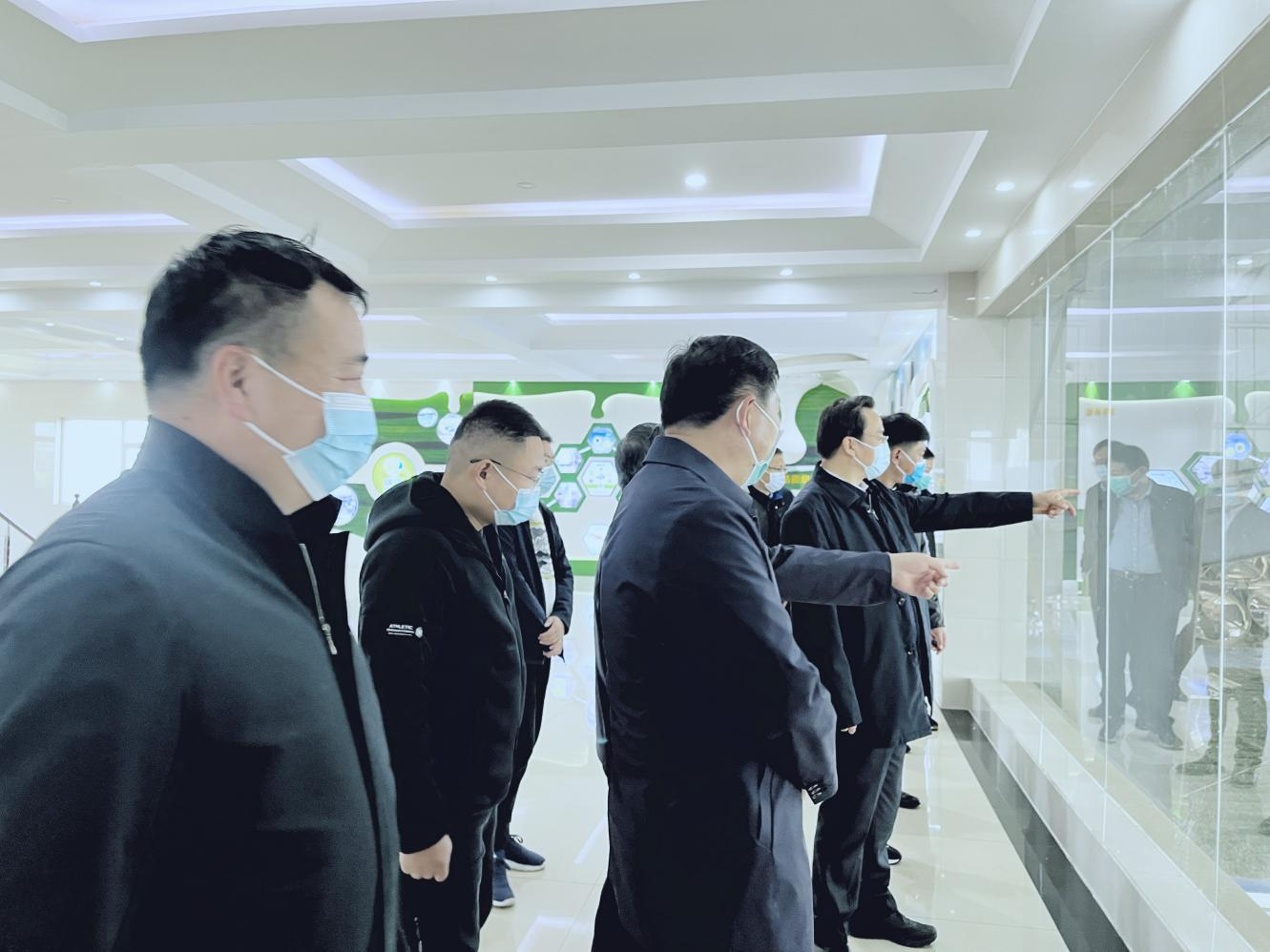 河南省人大常委會黨組書記、副主任孔昌生蒞臨花花牛魯山瑞亞牧場參觀調(diào)研