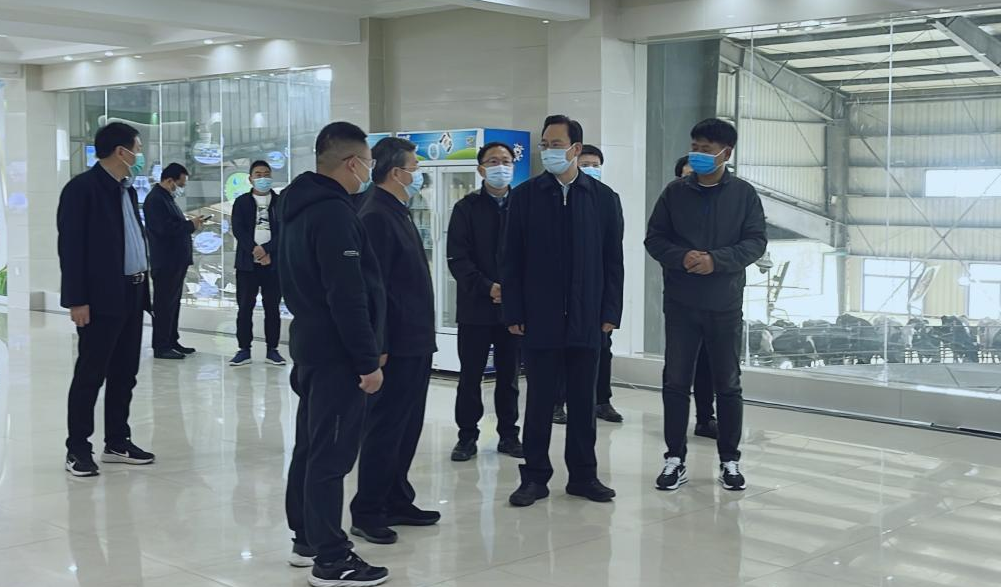 河南省人大常委會黨組書記、副主任孔昌生蒞臨花花牛魯山瑞亞牧場參觀調(diào)研