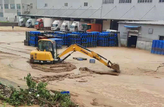 微光匯聚、風(fēng)雨同舟，我們一起扛！