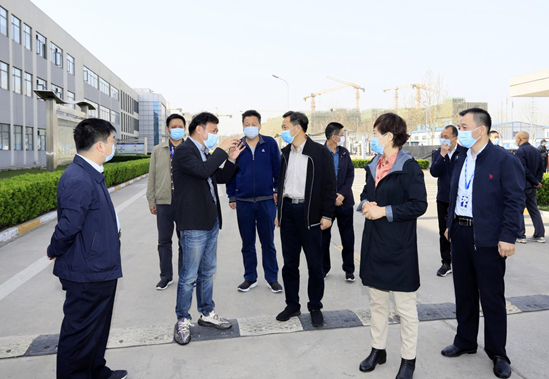 鄭州市人大副主任孫黎、市政府副市長(zhǎng)李喜安一行 蒞臨花花牛開(kāi)展“三送一強(qiáng)”活動(dòng)