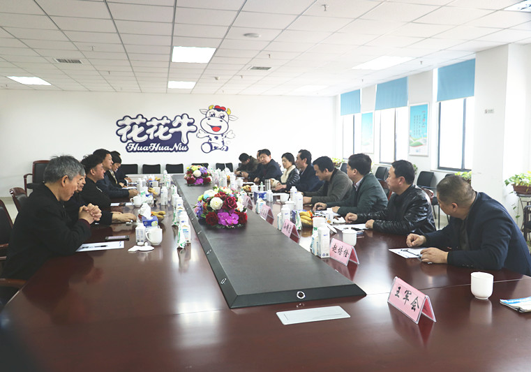 封丘縣縣長王獻臣一行蒞臨 花花牛集團養(yǎng)殖、乳品事業(yè)部參觀調研
