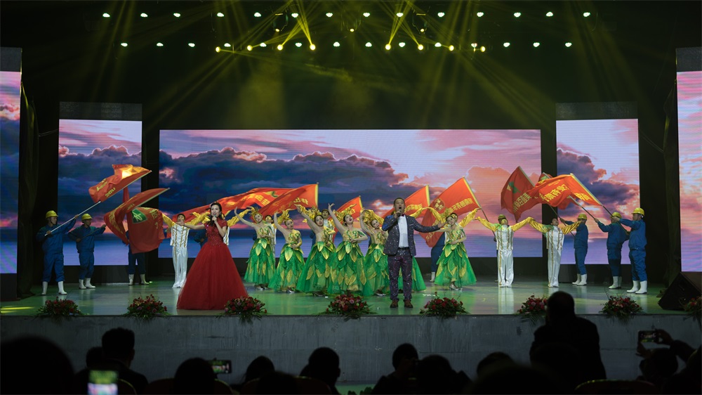 “不忘初心、聚力前行” 花花牛集團(tuán)2018迎新春聯(lián)歡會隆重舉行