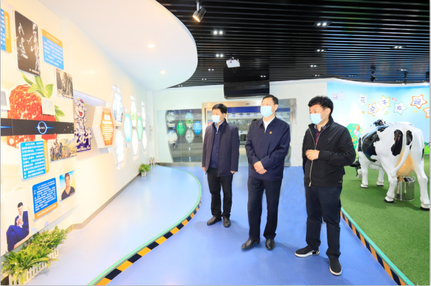 河南省委農(nóng)辦主任、農(nóng)業(yè)農(nóng)村廳廳長申延平一行調(diào)研河南花花牛乳業(yè)集團