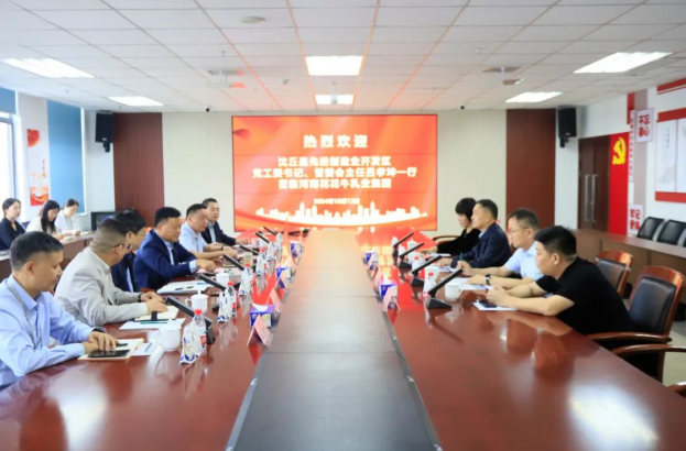 沈丘縣先進(jìn)制造業(yè)開發(fā)區(qū)黨工委書記呂孝坤、金絲猴食品有限公司董事長李旸等一行到訪河南花花牛乳業(yè)集團(tuán)